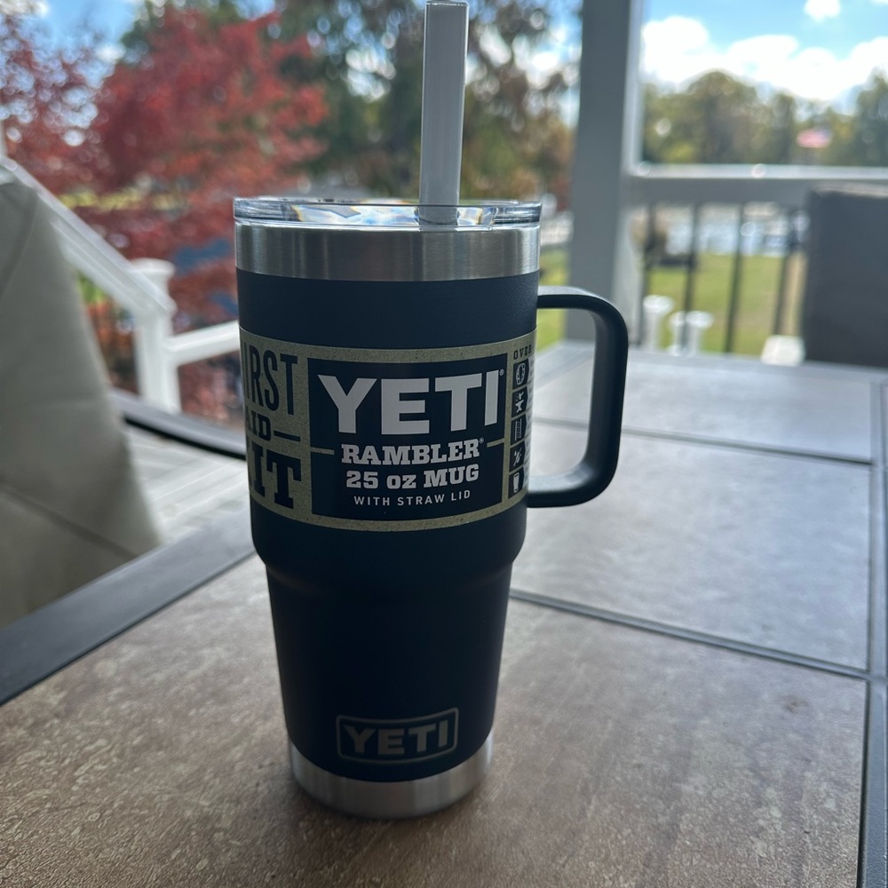YETI Navy Rambler 25 oz Straw Mug